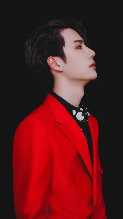 王一博休闲牛仔长裤造型少年郎十足而大红西装造型耀眼惊艳