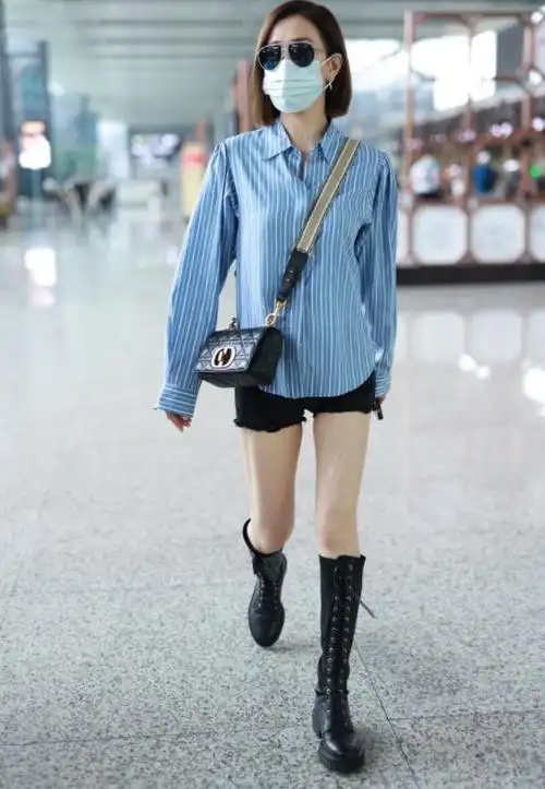 佘诗曼夏季造型好时髦条纹衬衫搭配黑色短裤走机场高级减龄