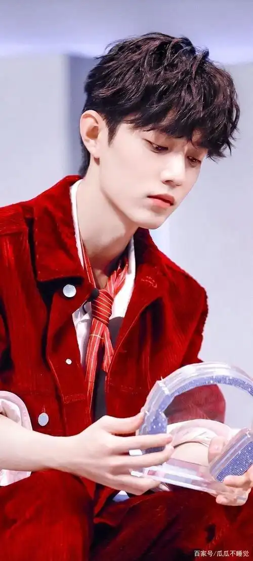 肖战壁纸‖红色小赞,明年更火