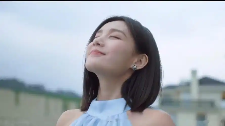 比亚迪近日正式宣布,李一桐成为元plus冠军版的形象代言人.