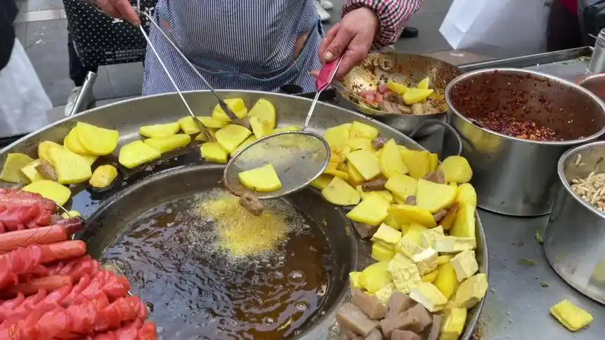 每次回家必吃的炸洋芋#街边小吃 #炸洋芋 #街头美食 #无辣不欢