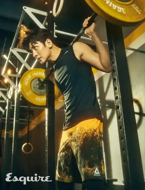 池昌旭 新闻       爱豆新闻讯 21日,池昌旭代言某品牌公开了其在健身