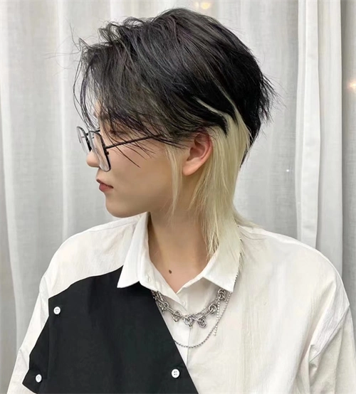 男生狼尾发型适合什么人留,首先你的发尾一定要留到一定的长度就行.