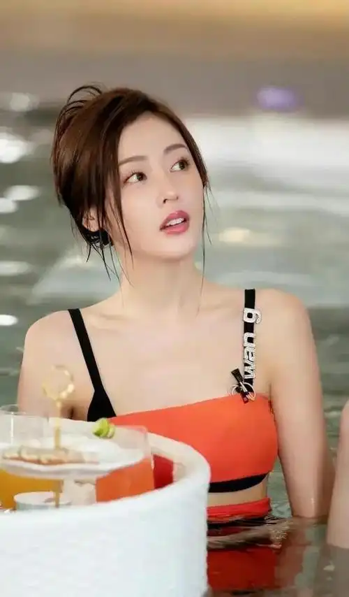 大家好!今天我要向大家介绍一位魅力四射的90后女星——张天爱!