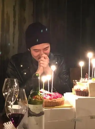 吴世勋生日晒照不是自拍照仍然很模糊许下的愿望只有四个字