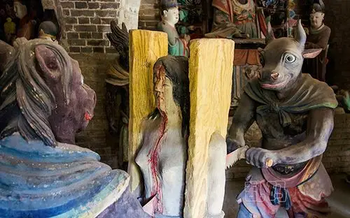 过阴曹,在扑朔迷离的幽暗中再下18级台阶,传说中的"十八层地狱"便展现