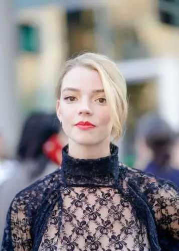 安雅泰勒乔伊anyataylorjoy拍摄艾玛的心路历程