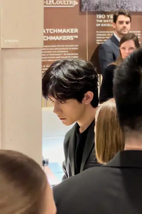 易烊千玺粉色小包##易烊千玺被夸害羞了