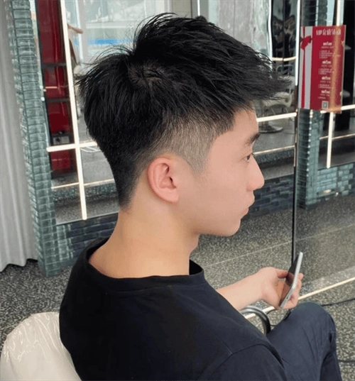 飞机头既视感的铲青发型,简单自然好打理,夏季这样剪格外爽朗.