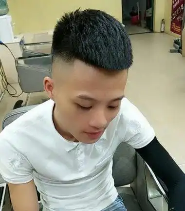 清爽男生想修颜就剪个瓜子头吧造型师最爱剪瓜子头教程图解