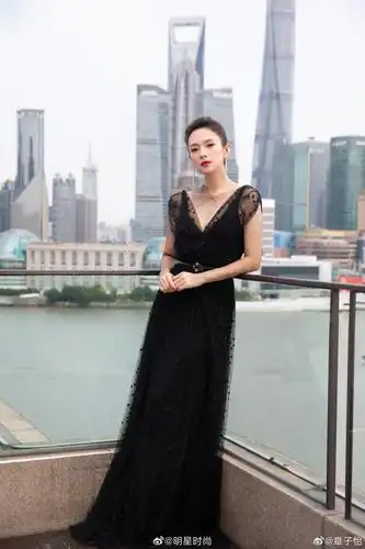 章子怡今日份的造型一袭身着深v薄纱礼服高贵大气