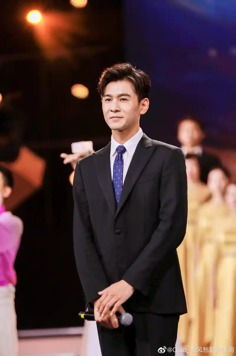 乔振宇一身黑色西装低调沉稳,温文尔雅,与演员刘涛,林永健等人共同