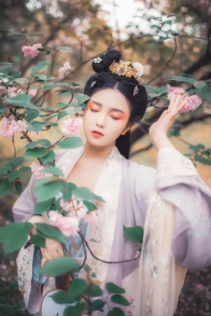 《帝凰之神医弃妃》:在众人的鄙夷下,一步一个血印踏入皇城