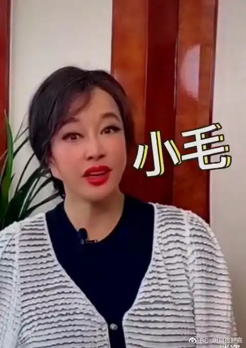 在滤镜和妆容的效果下,刘晓庆的肌肤还是比较平滑,但表情却有些不自然