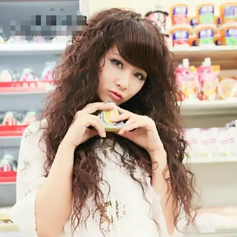 亚光色的染发,蓬松感十足的玉米烫发型,直发内扣的斜刘海,很俏丽活泼