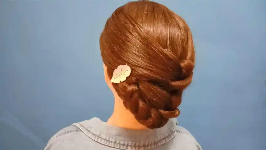 女人到了50岁的年纪,头发别披着,那样很显老,发型这样扎,才美