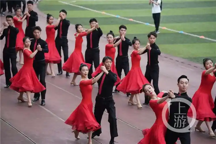 工科生在运动场上跳起了华尔兹