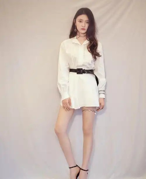 林允这腿我能夸一年,穿紧身裤 短靴,用"细长直"形容都嫌不够