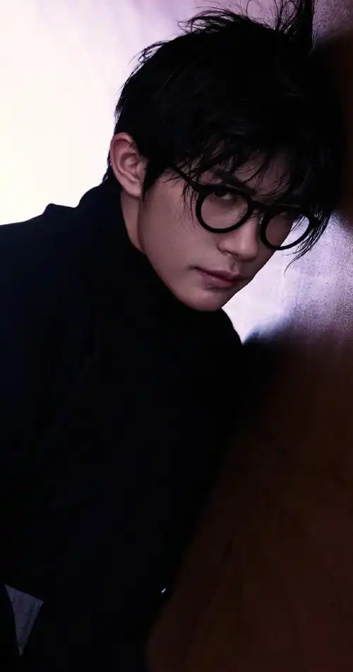 易烊千玺elle3月刊封面##易烊千玺elle世界尽头大片##易烊千玺晒图