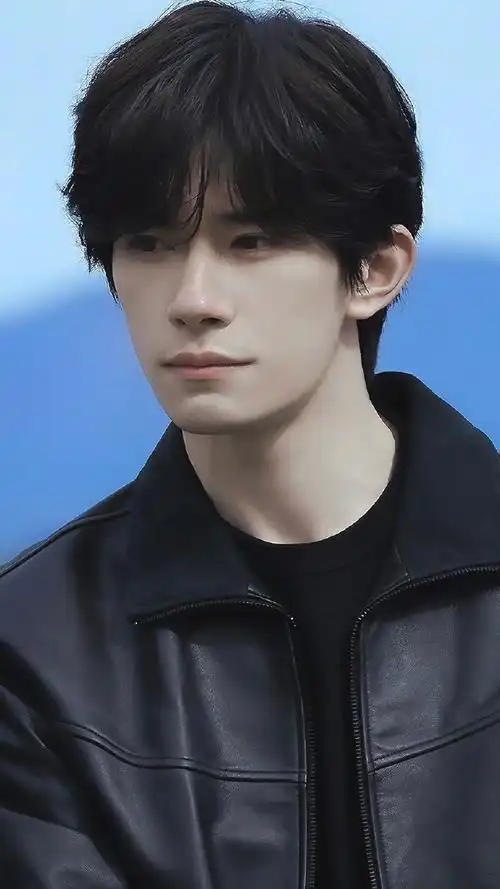 易烊千玺海边漫步##易烊千玺 米兰时装周