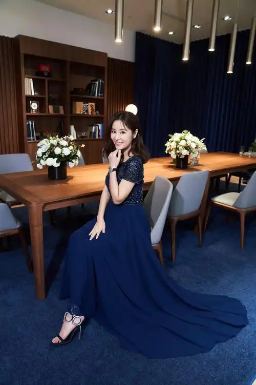 林心如风采不减当年,深蓝礼服尽显女神范,身材好得不像生过孩子