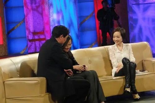 情人节当天下午,吕代豪牧师携陈筱玲师母作客《鲁豫有约》录制现场,送