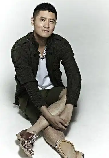 在1997年,出演了个人首部电影《实习生》,正式进入演艺圈.