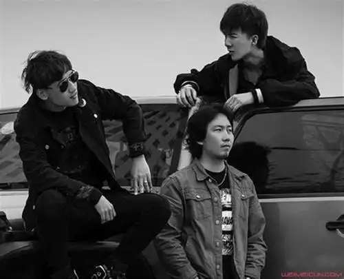 首页 娱乐 > 正文 摩登兄弟成员最先是五个人,不过现在只有三个人了.