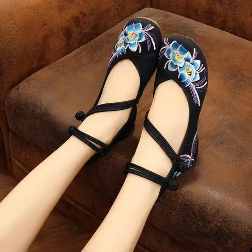 2017新款精致绣花舞蹈老北京布鞋hltx412