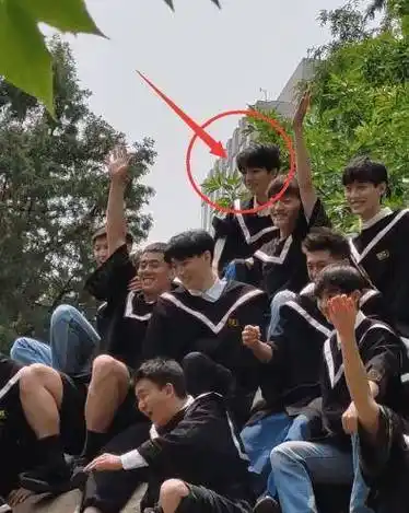 原创王俊凯回北电和同学有说有笑遇到老师却一脸乖巧生图明星相优越