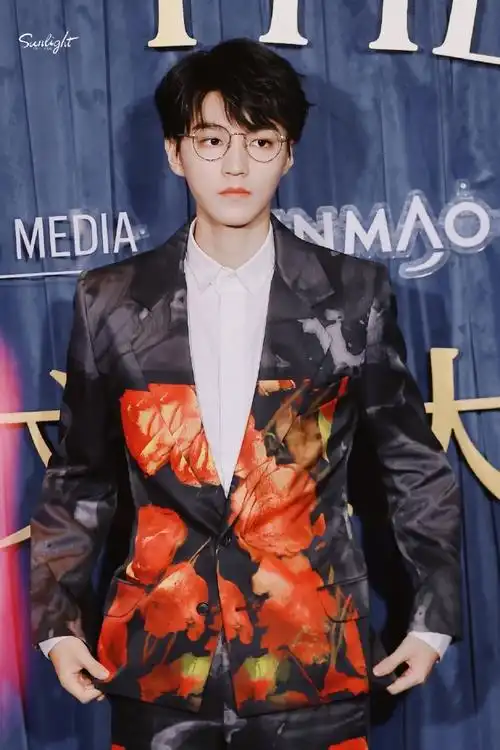 王俊凯金丝眼镜