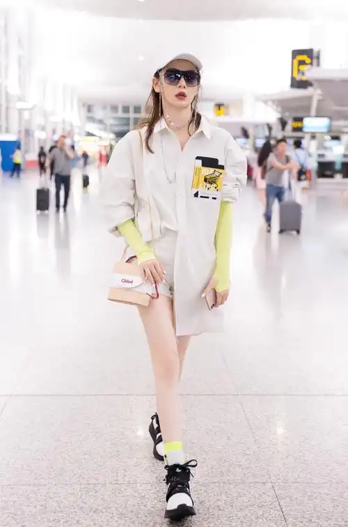 戚薇机场街拍五