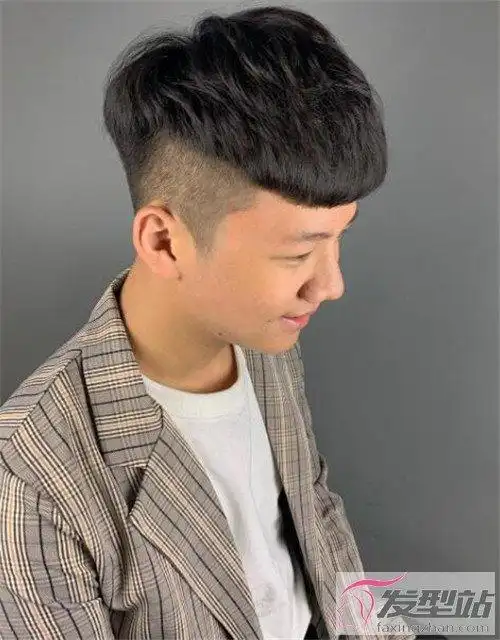 没有过多纹理的烫发,也适合头发厚重的男生,圆弧短刘海厚重剪裁超个性