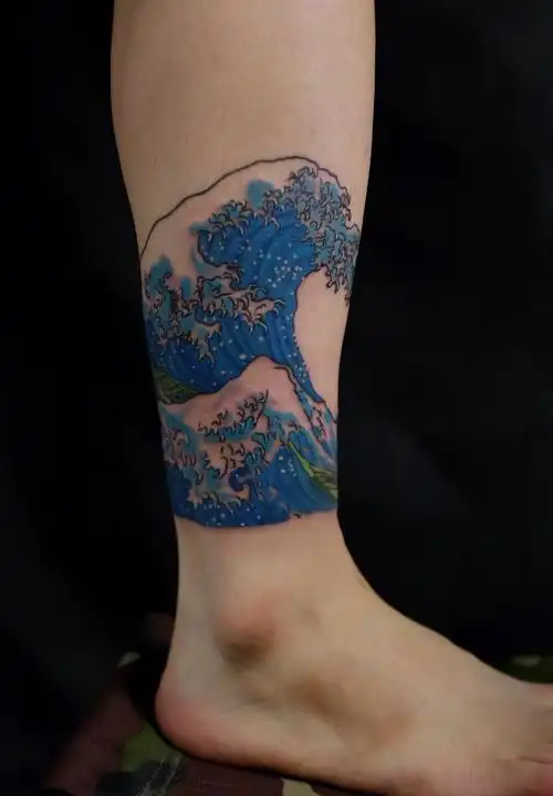 神奈川冲浪里这样有大片白色的图案适合彩色纹身吗?