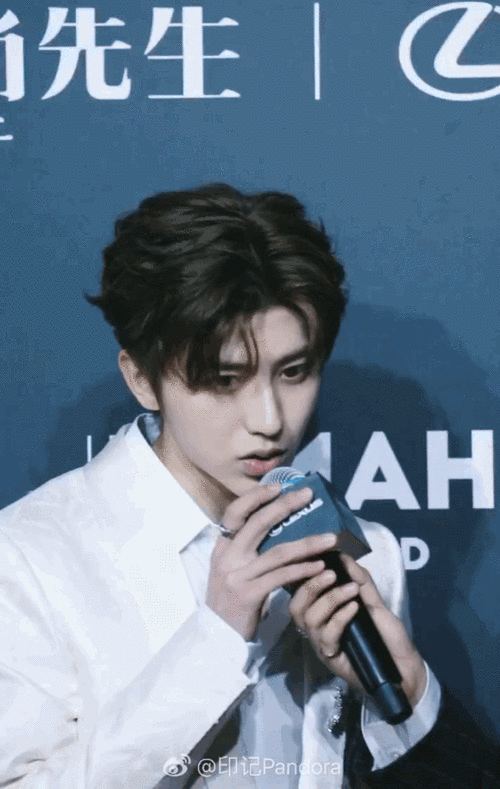 蔡徐坤时尚先生红毯,照片和视频动态完全无差(新.