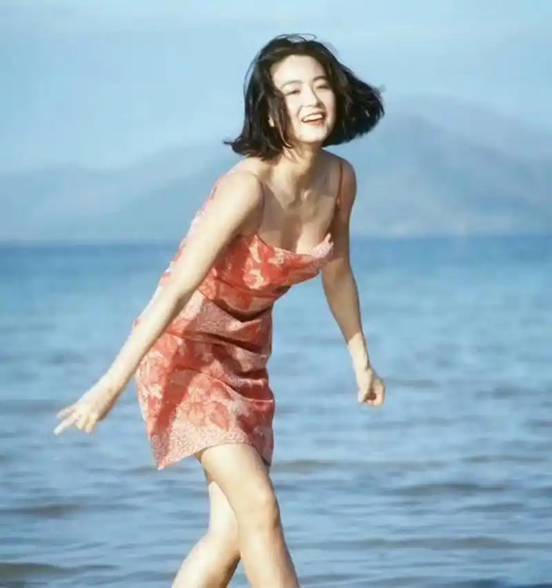 林青霞海边戏水旧照,风采依旧啊.还是那么美.