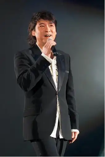 22日出生于中国香港西营盘,祖籍广东省汕头市潮南区,华语流行乐男歌手