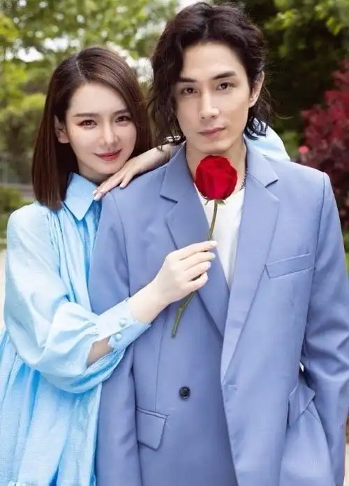 这下戚薇不能不回李承铉消息了##李承铉追戚薇追到战至巅峰了