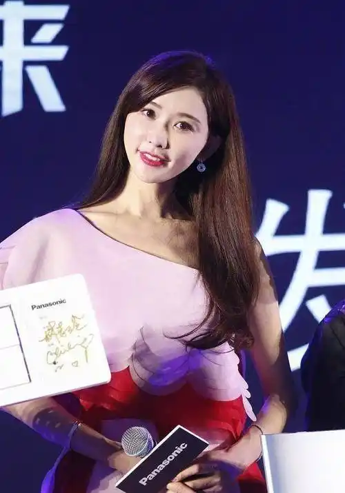 原创45岁林志玲婚后圆润了?穿粉红露肩长裙优雅甜美,手臂暴露了年龄