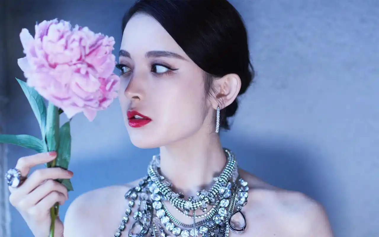 古力娜扎玫瑰裙性感图片桌面壁纸