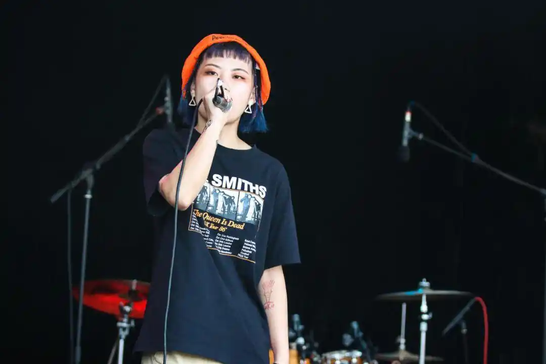 在这首歌里,心妹和福克斯非常"狠"地表达了他们对于haters的态度.