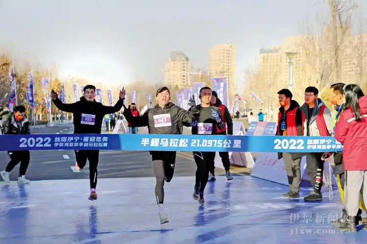 2022伊犁河冬季半程马拉松赛开跑