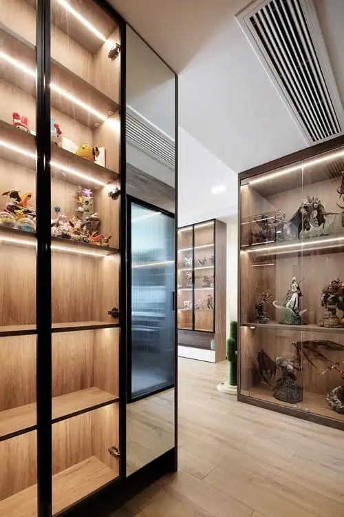 走廊,墙面,设计了大面积玻璃储物柜,放置业主心爱的手办.