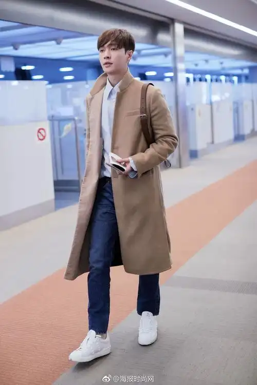 继续来看"2018海报街拍instar"男明星候选人之一张艺兴@努力努力再