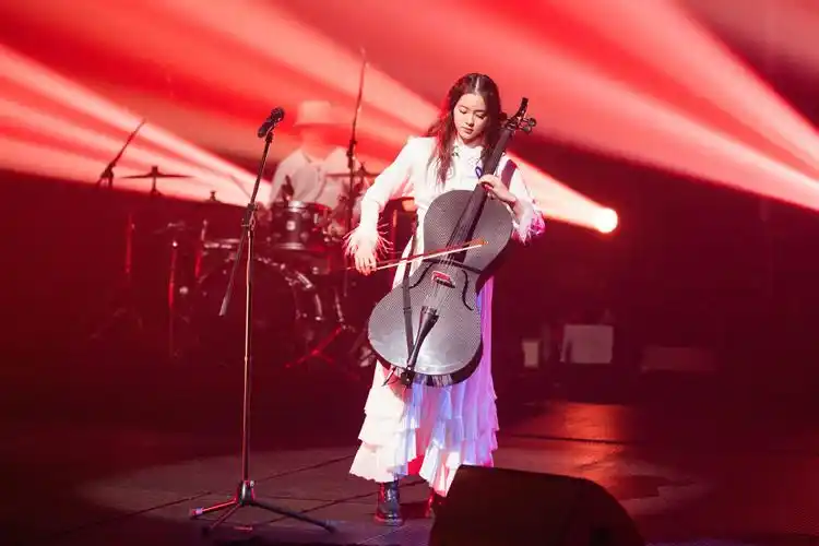 欧阳娜娜乐队的夏天造型穿129羽毛衬衫配仙女裙美成全场焦点