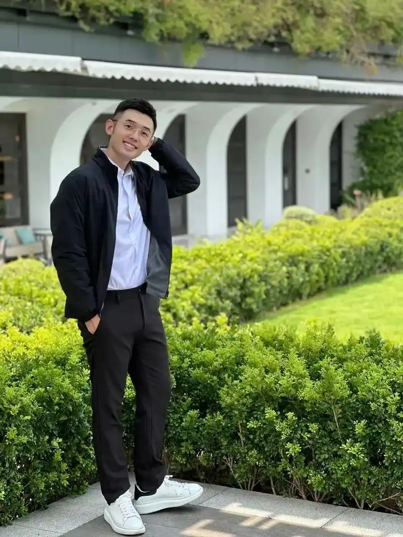 78滚烫的人生永远发光!中国首席男模#胡兵 身着#红豆0感舒适 - 抖音