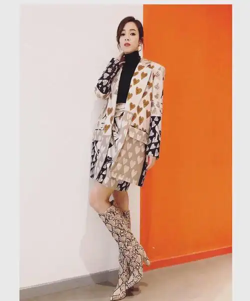 电脑壁纸 手机壁纸 明星图片 图片大全 头像图片 发型图片 侯佩岑写真