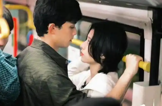 翟潇闻吃不吃醋不清楚,但看自己的另一半拍吻戏,未免不是滋味.