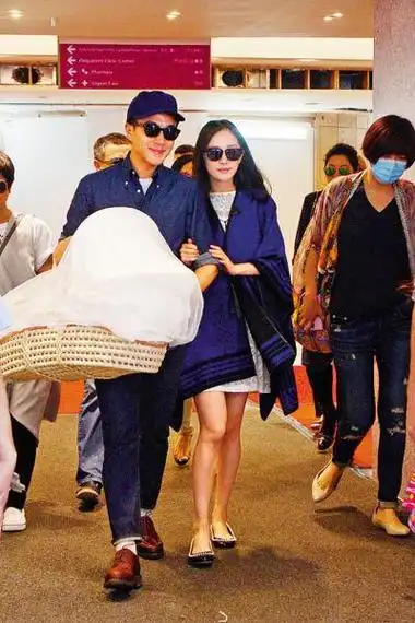 今晚播出嘉宾们在军营首次打环节,轮到杨幂的时候,她没有打给老公