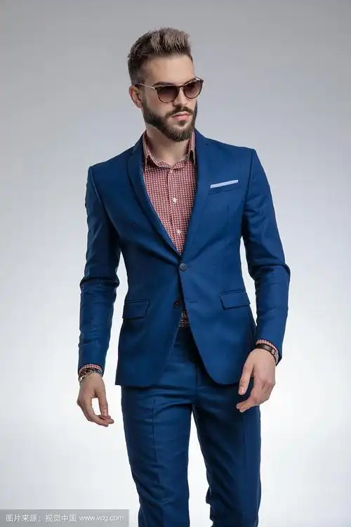 一个穿着蓝色西装戴着墨镜摆姿势的酷男